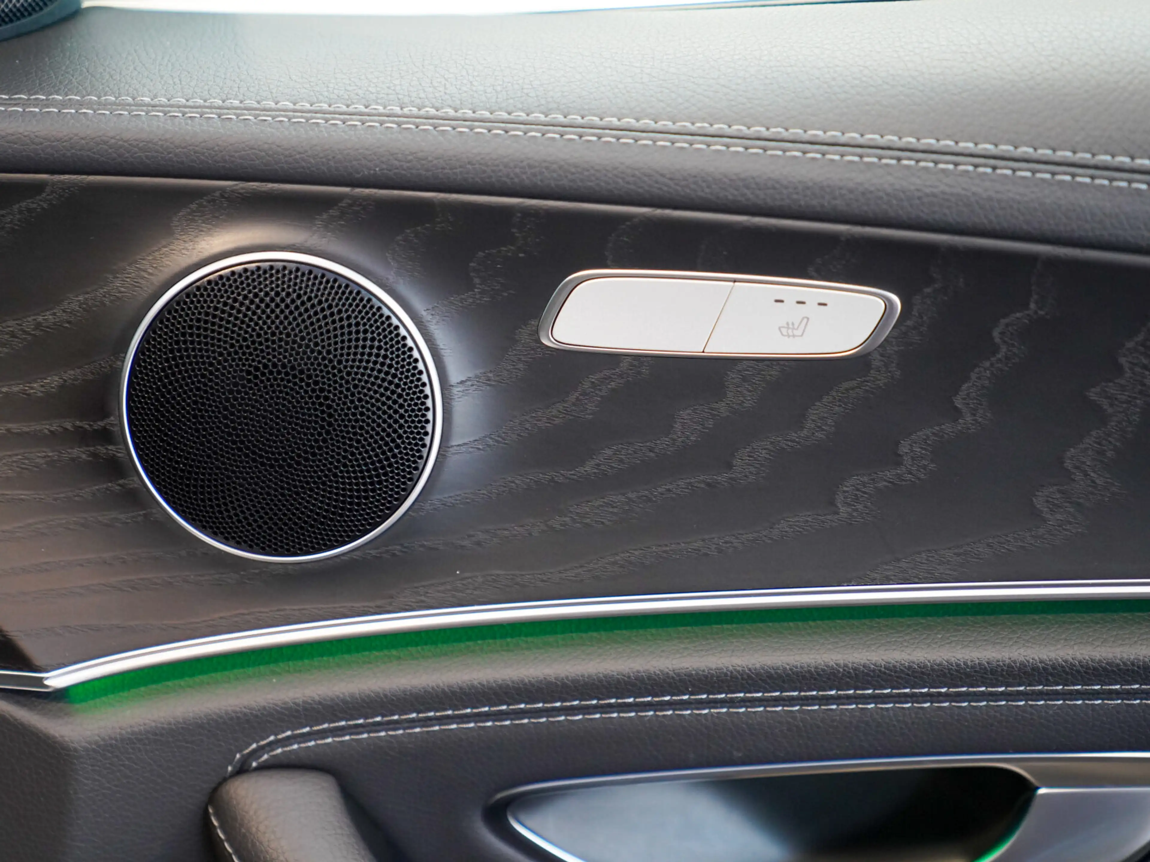 Mercedes-Benz E 220 d T 4M AMG Line Schiebedach Anhängevorrich — photo 15