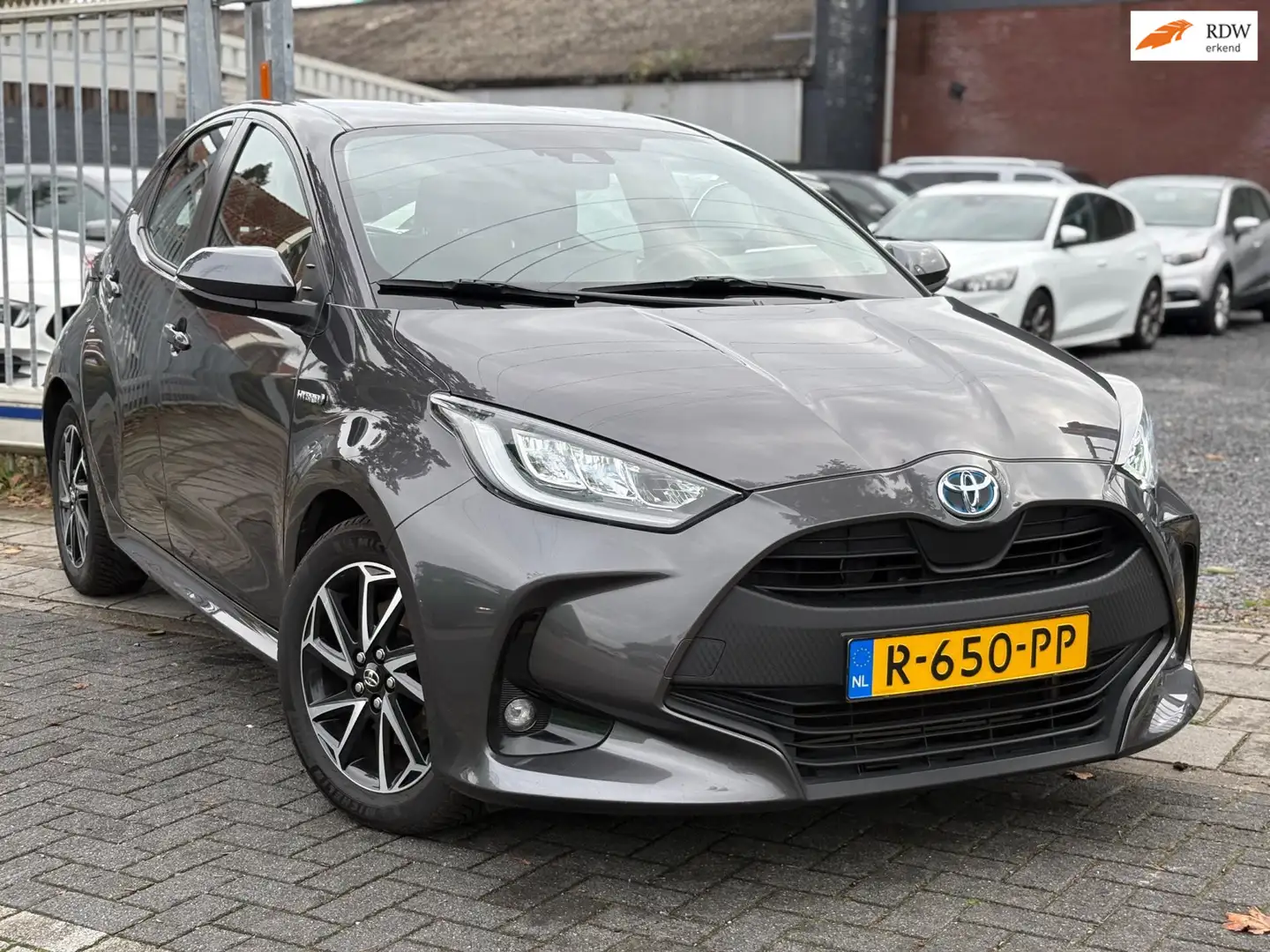 Toyota Yaris 1.5 Hybrid Dynamic| Apple CarPlay | Stoelverwarmin Grijs - 1