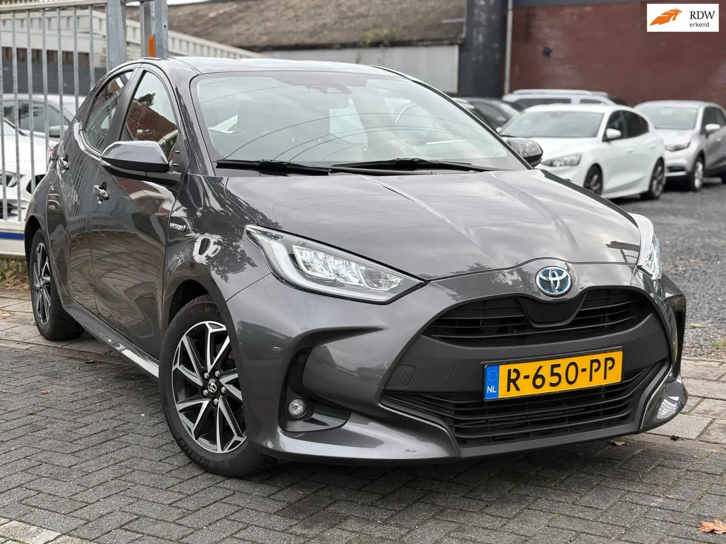 Toyota Yaris 1.5 Hybrid Dynamic| Apple CarPlay | Stoelverwarmin Grau - 1