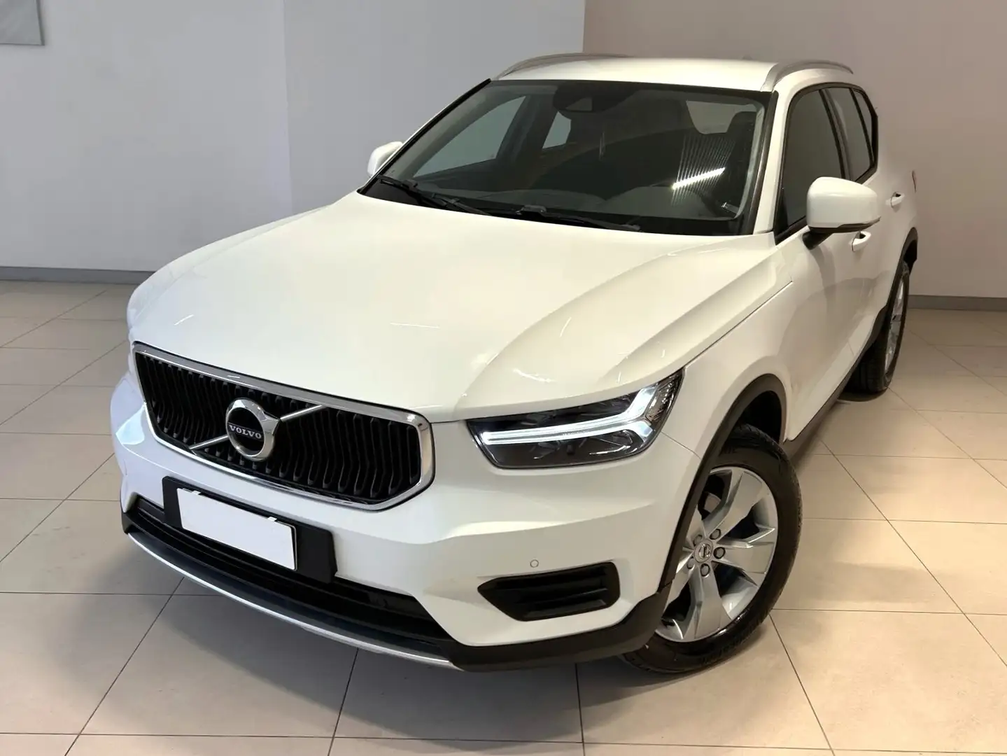 Volvo XC40 D3 Geartronic Momentum Pro Bianco - 1