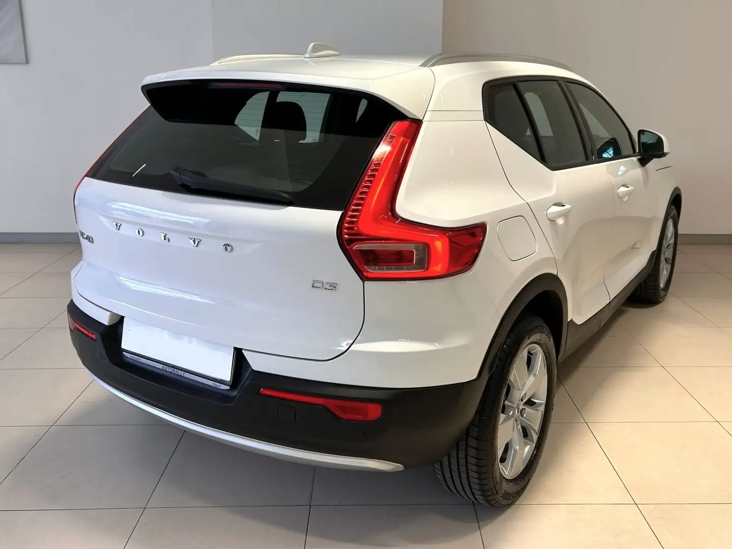Volvo XC40 D3 Geartronic Momentum Pro Bianco - 2