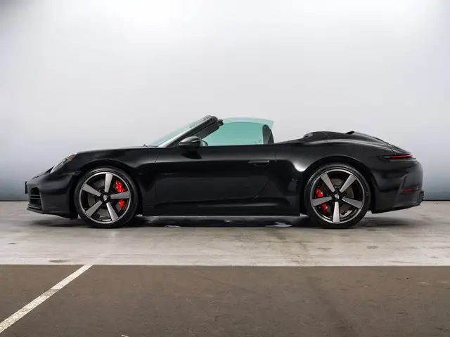 Porsche 911 view 8