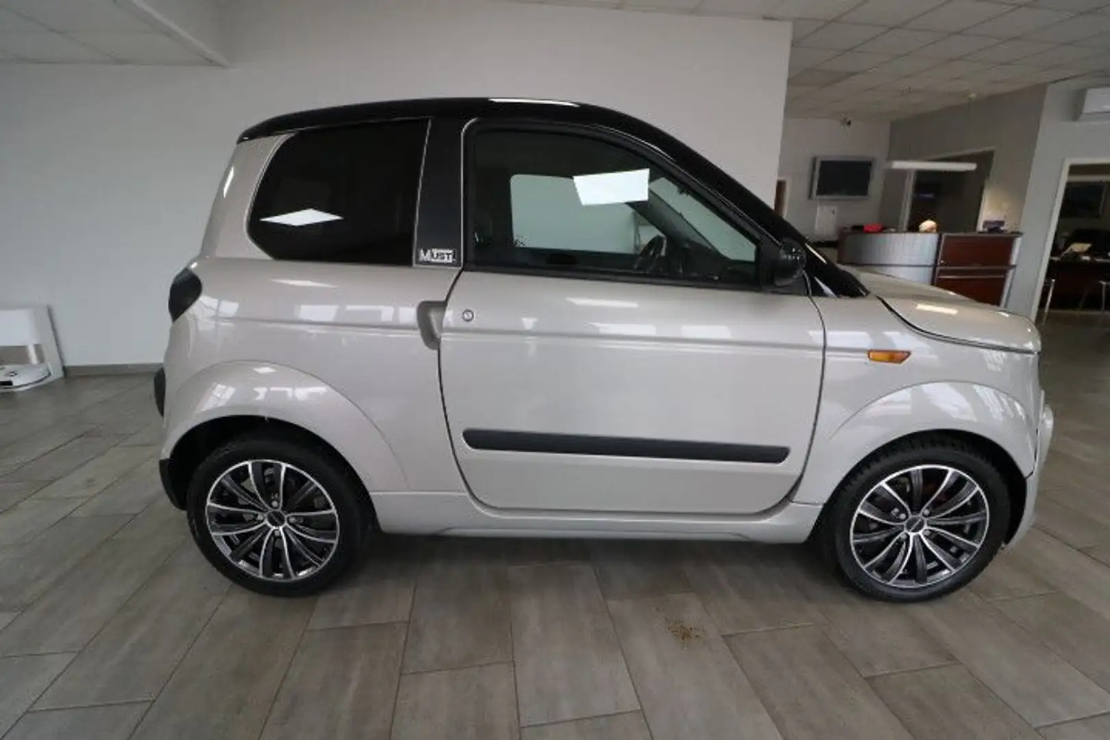 Microcar M.Go 6 Leichtkraftfahrzeug 45 km/h Silber - 2