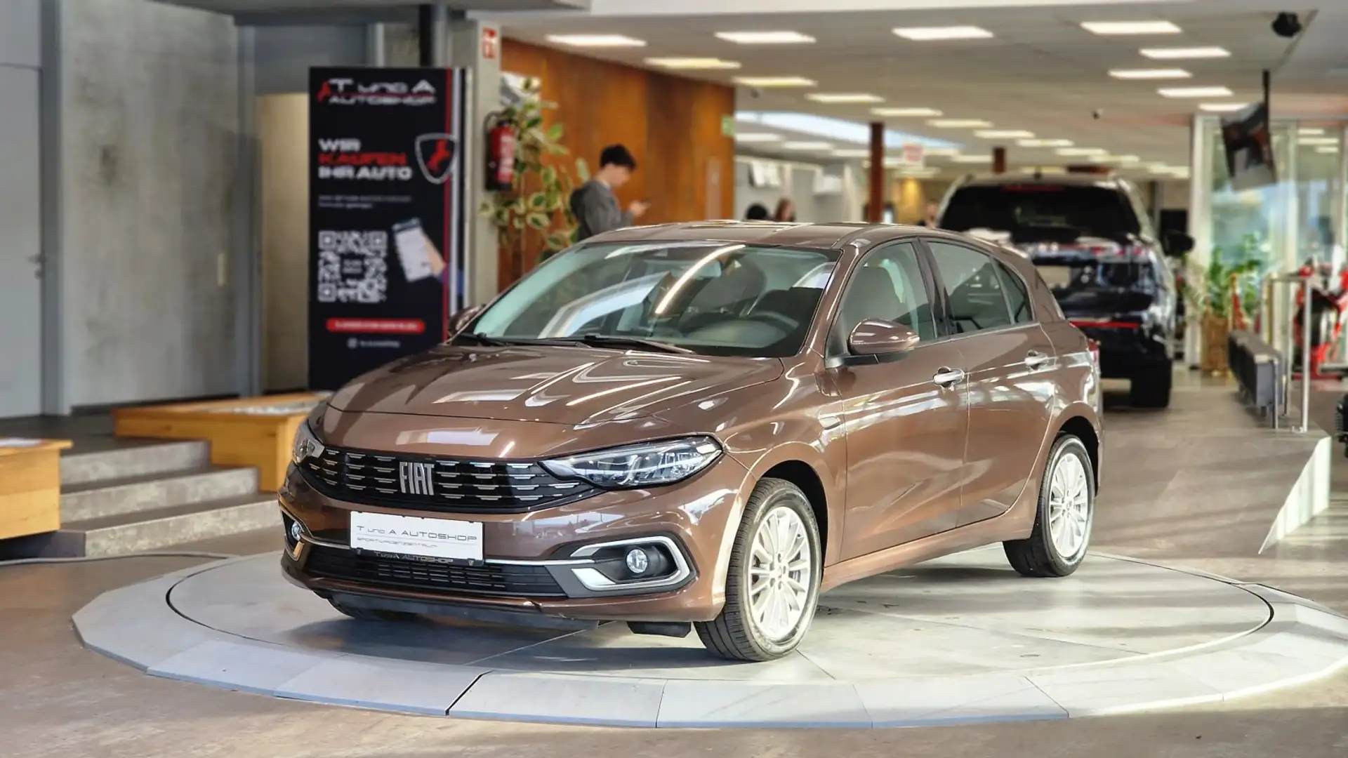 Fiat Tipo 1.6 Life Hatchback *Navi*Tempomat*PDC* Braun - 1