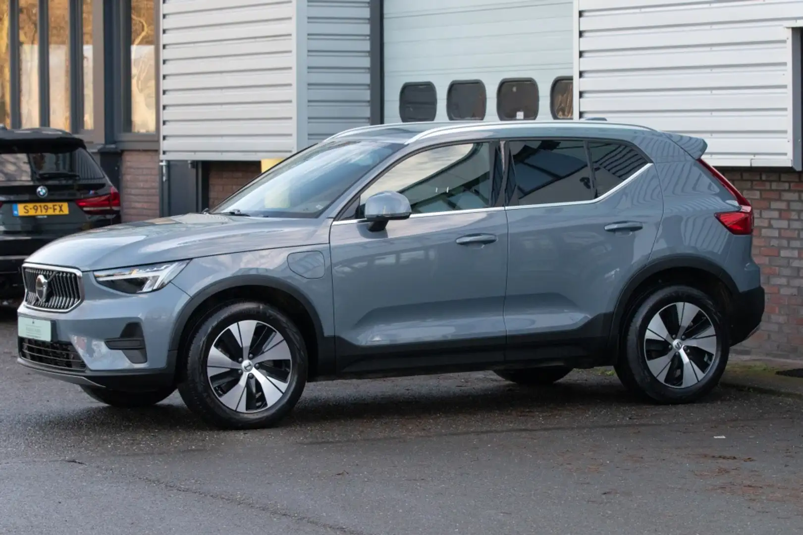 Volvo XC40 Core Recharge Plug-In Hybrid 2WD Grau - 2
