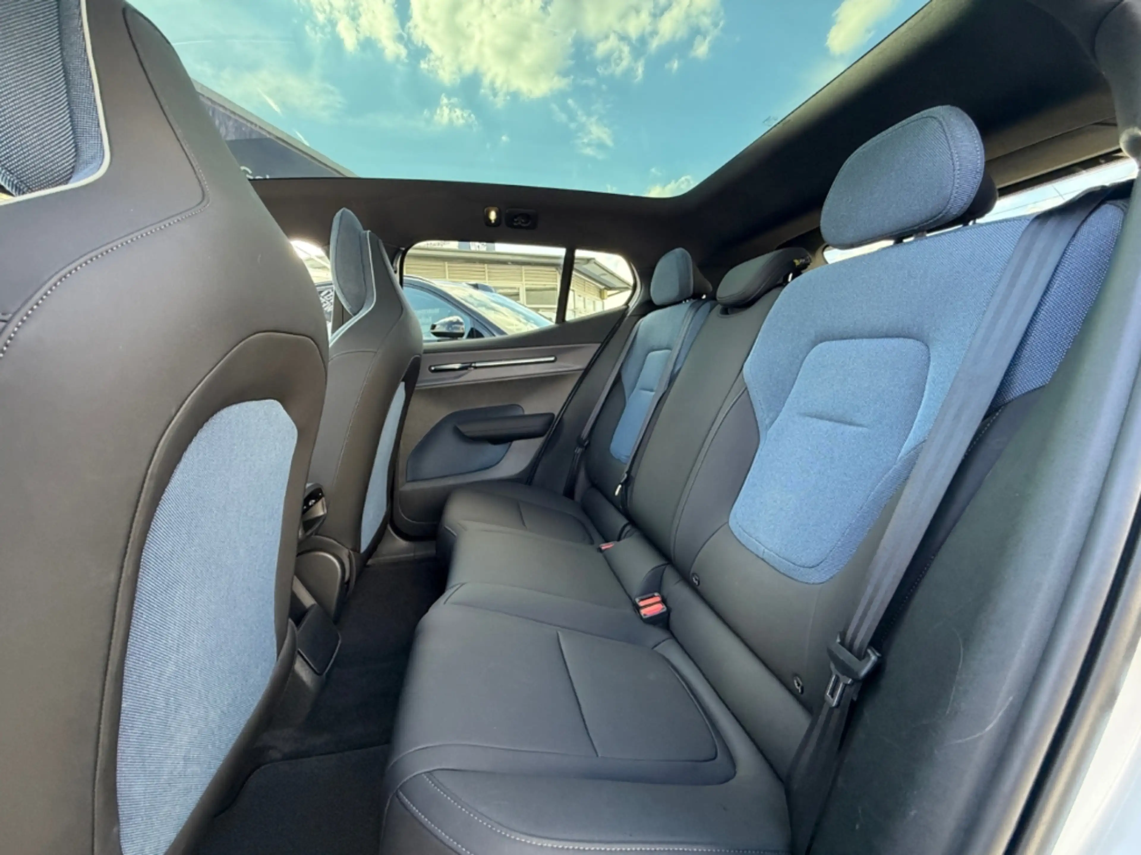 Volvo EX30 Ultra AWD Performance Electric HarmannKardon Stand — photo 12
