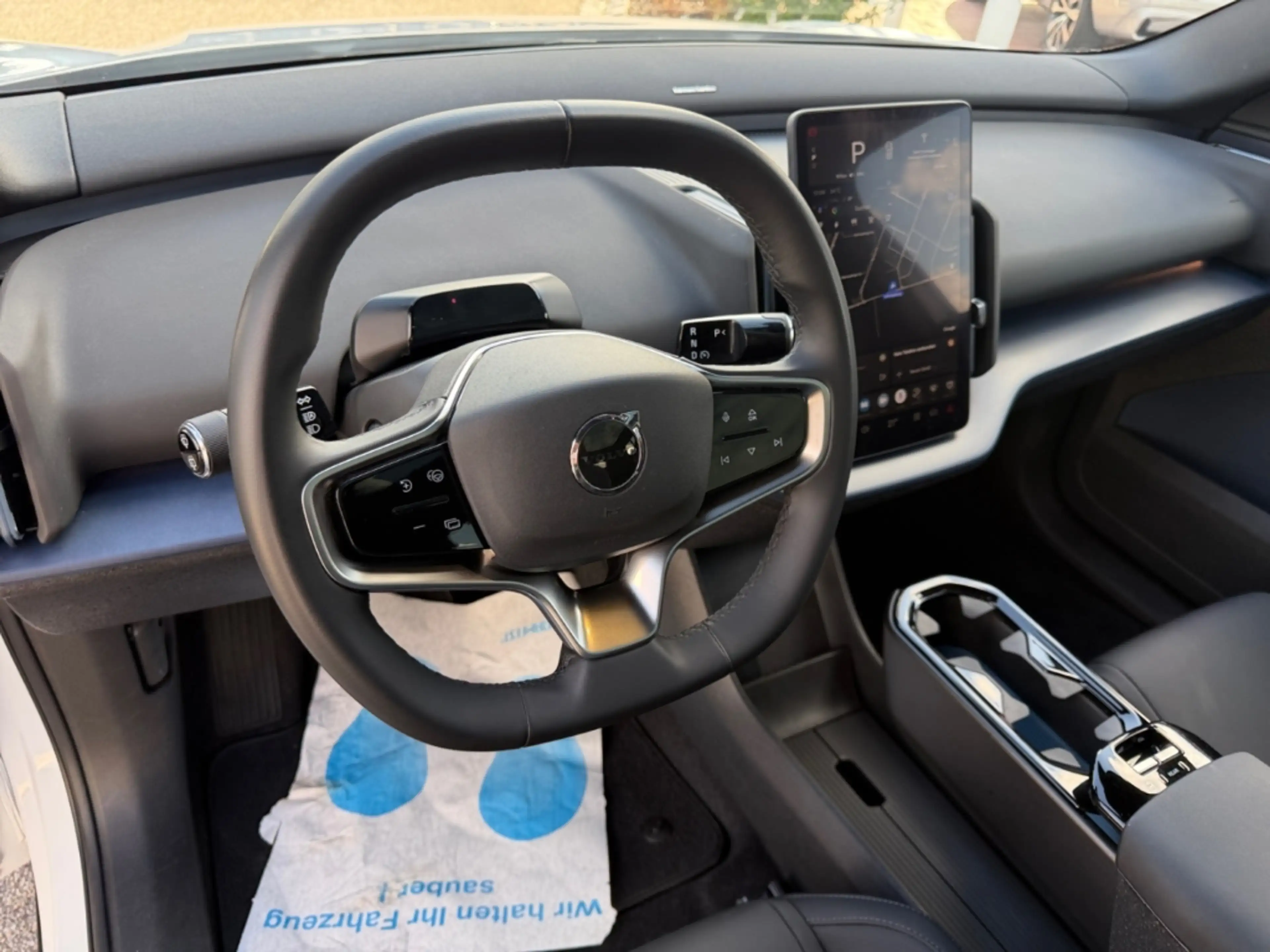 Volvo EX30 Ultra AWD Performance Electric HarmannKardon Stand — photo 10