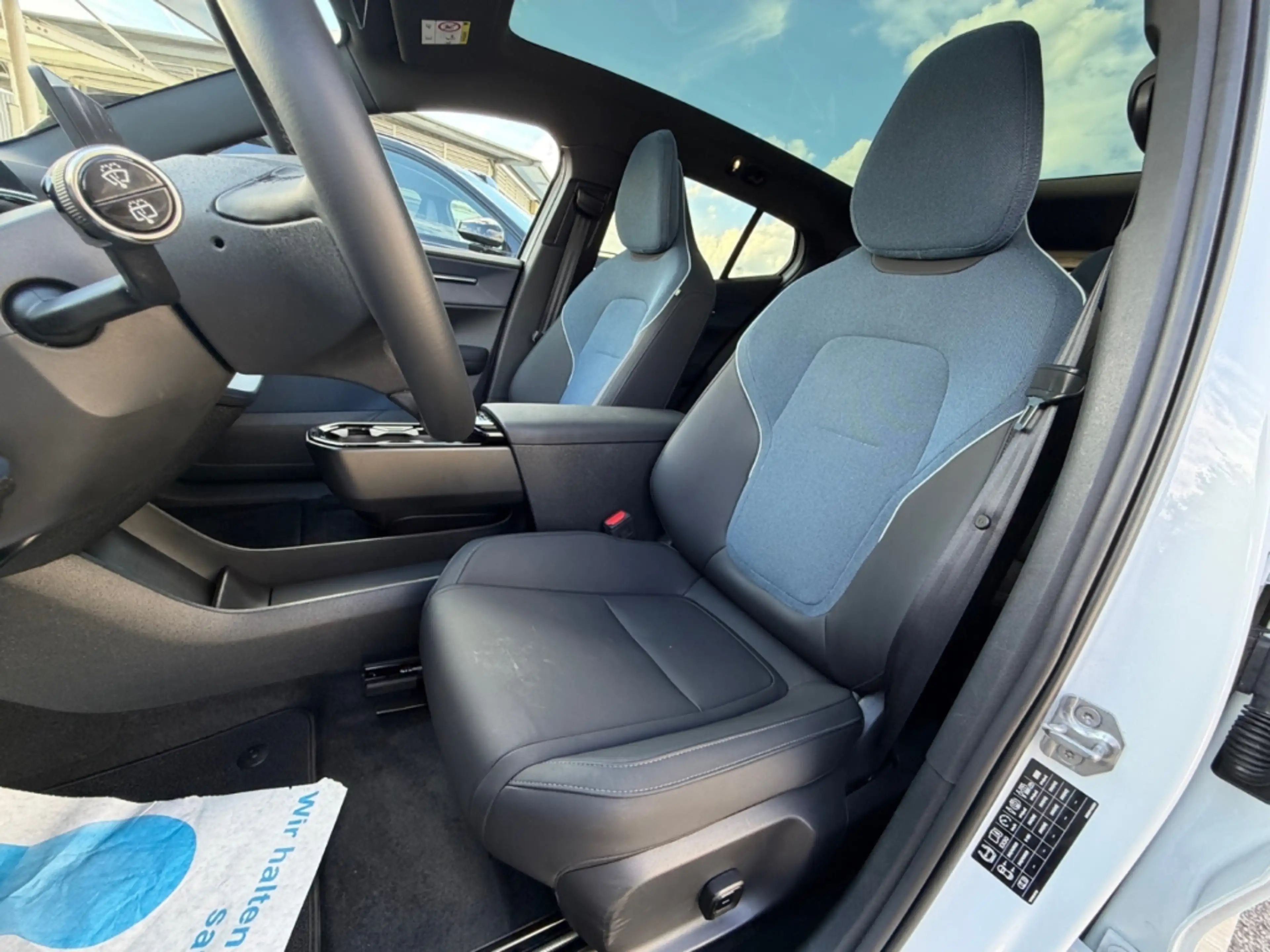 Volvo EX30 Ultra AWD Performance Electric HarmannKardon Stand — photo 11