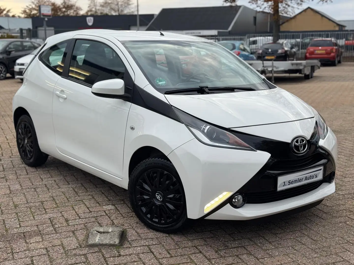 Toyota Aygo 1.0 VVT-i x-play SPECIAL ED AIRCO CAMERA GR.SCHERM Wit - 2