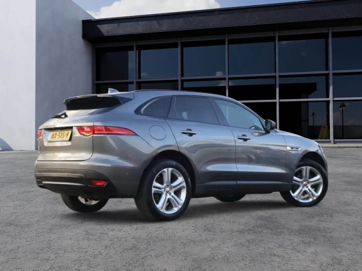 Jaguar F-Pace 2.0 Portf. AWD 20d Grijs - 1