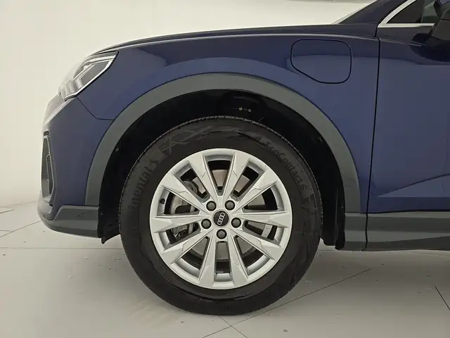 Audi Q3 view 8
