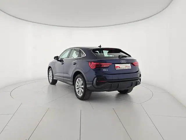 Audi Q3 view 3