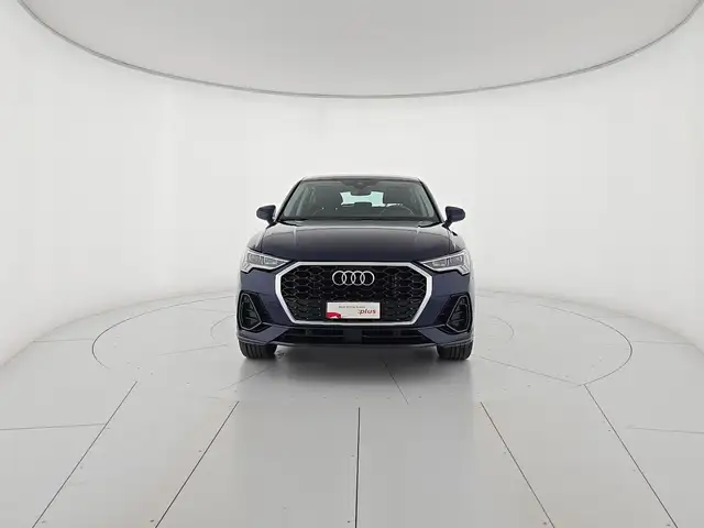 Audi Q3 view 7
