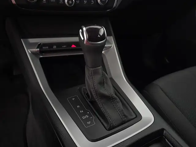 Audi Q3 view 12