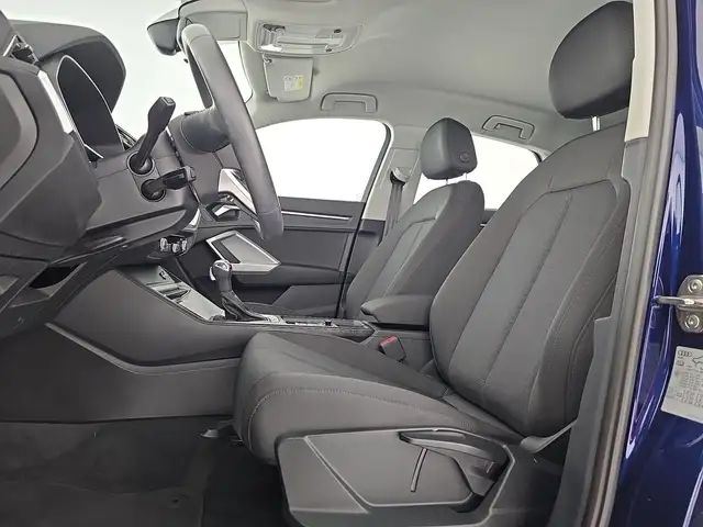 Audi Q3 view 9