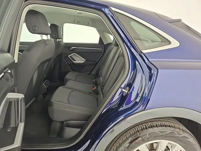 Audi Q3 view 10