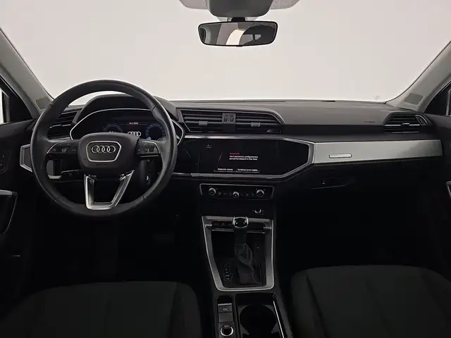Audi Q3 view 11