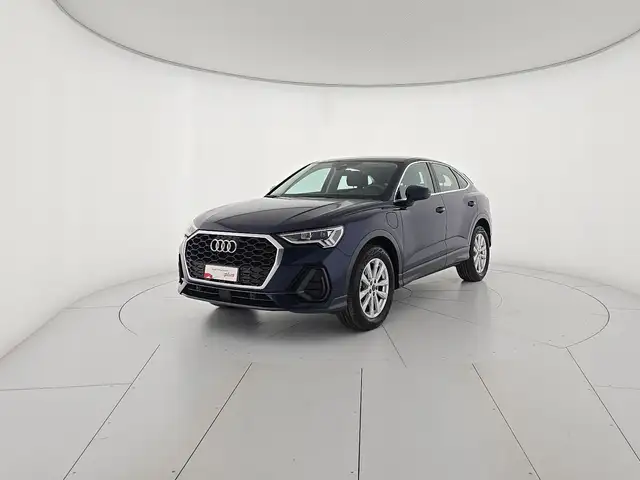 Audi Q3 main image