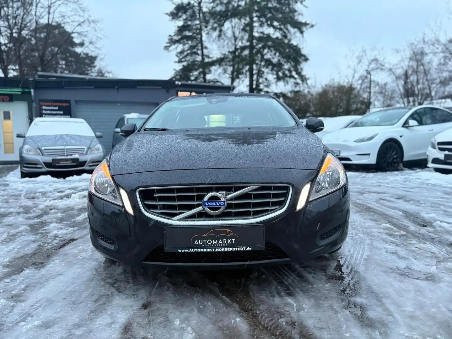 Volvo V60 Kombi Kinetic / Navi / SHZ / Klimaautomatic Schwarz - 2