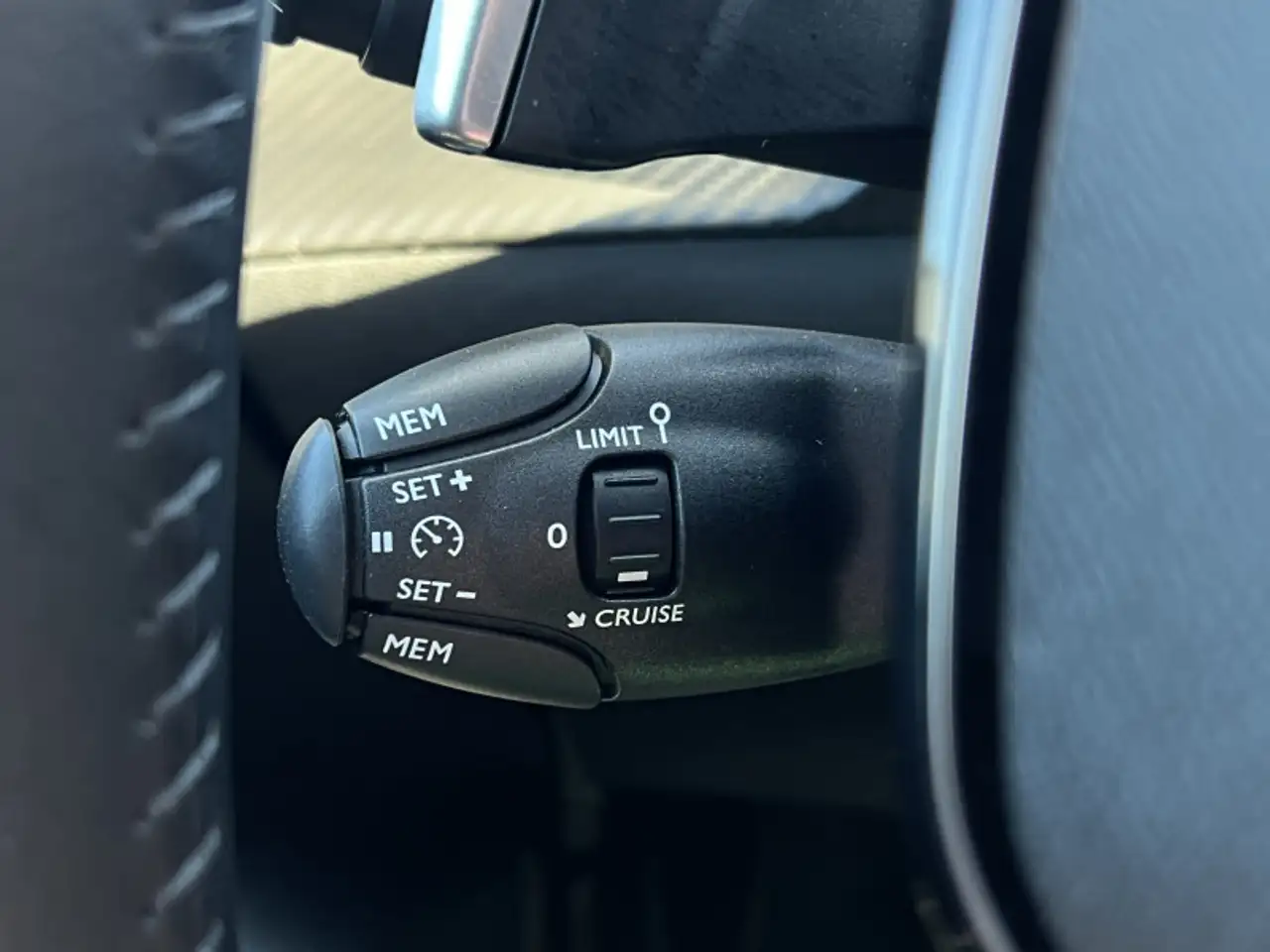 Peugeot 208 208 — photo 13