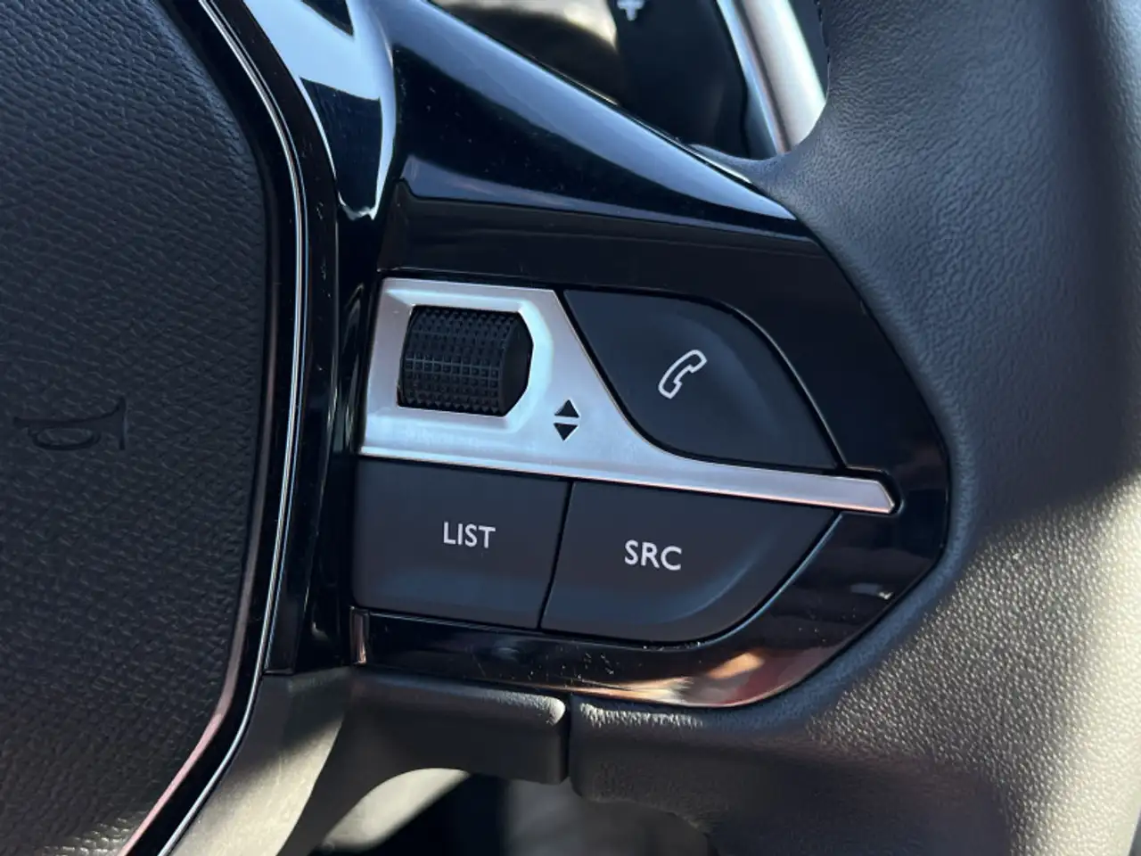 Peugeot 208 208 — photo 11