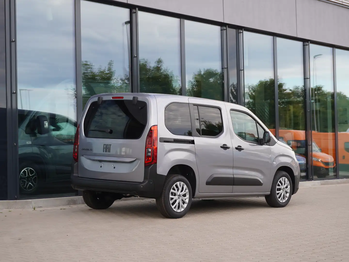 Fiat Doblo Kombi 1.5 100 / 10-Zoll Navi Silber - 2