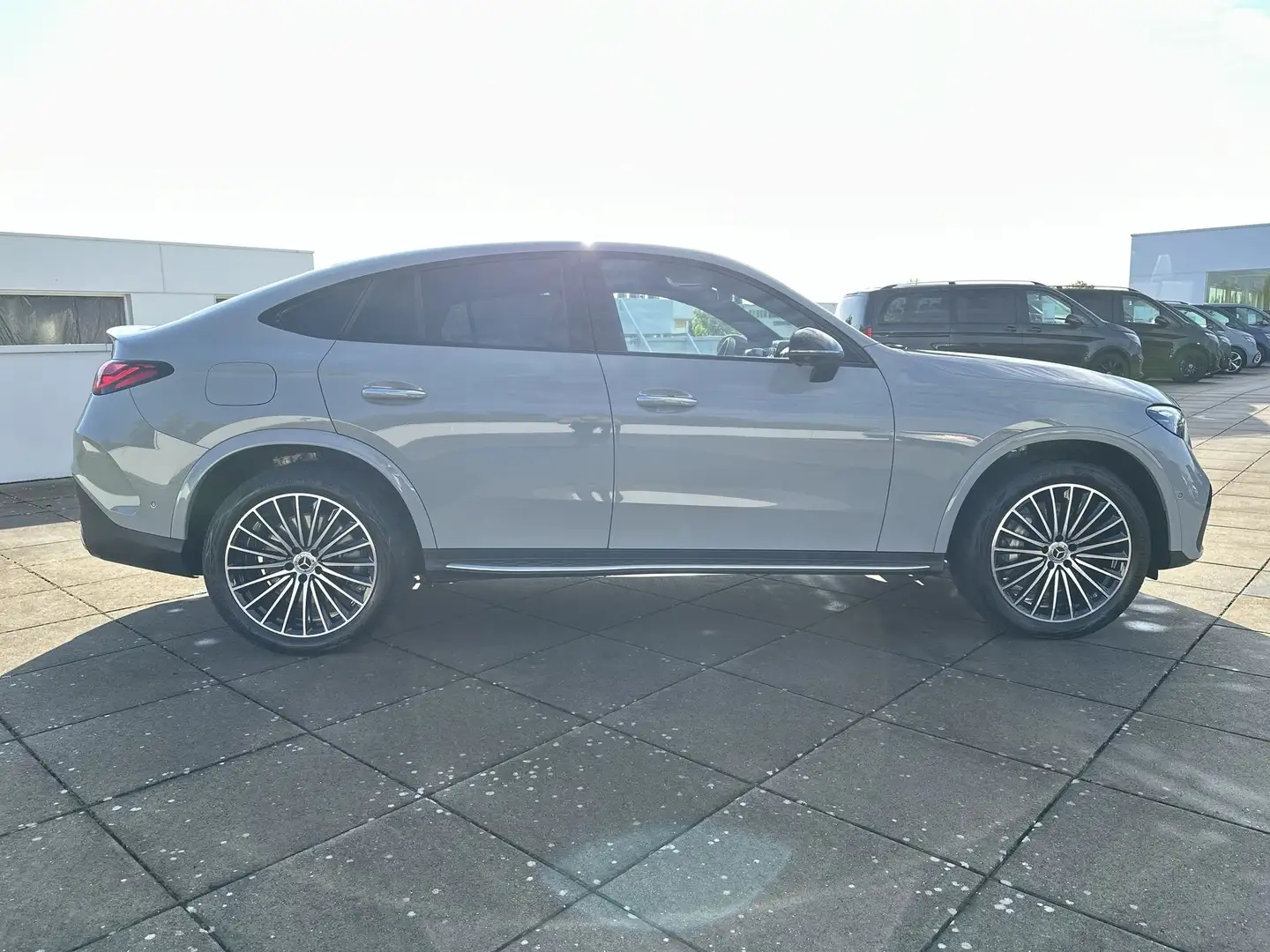 Mercedes-Benz GLC 300 e 4M COUPE AMG PREMIUM/20"/NIGHTPAK/360 CAM/TREKH Gris - 2