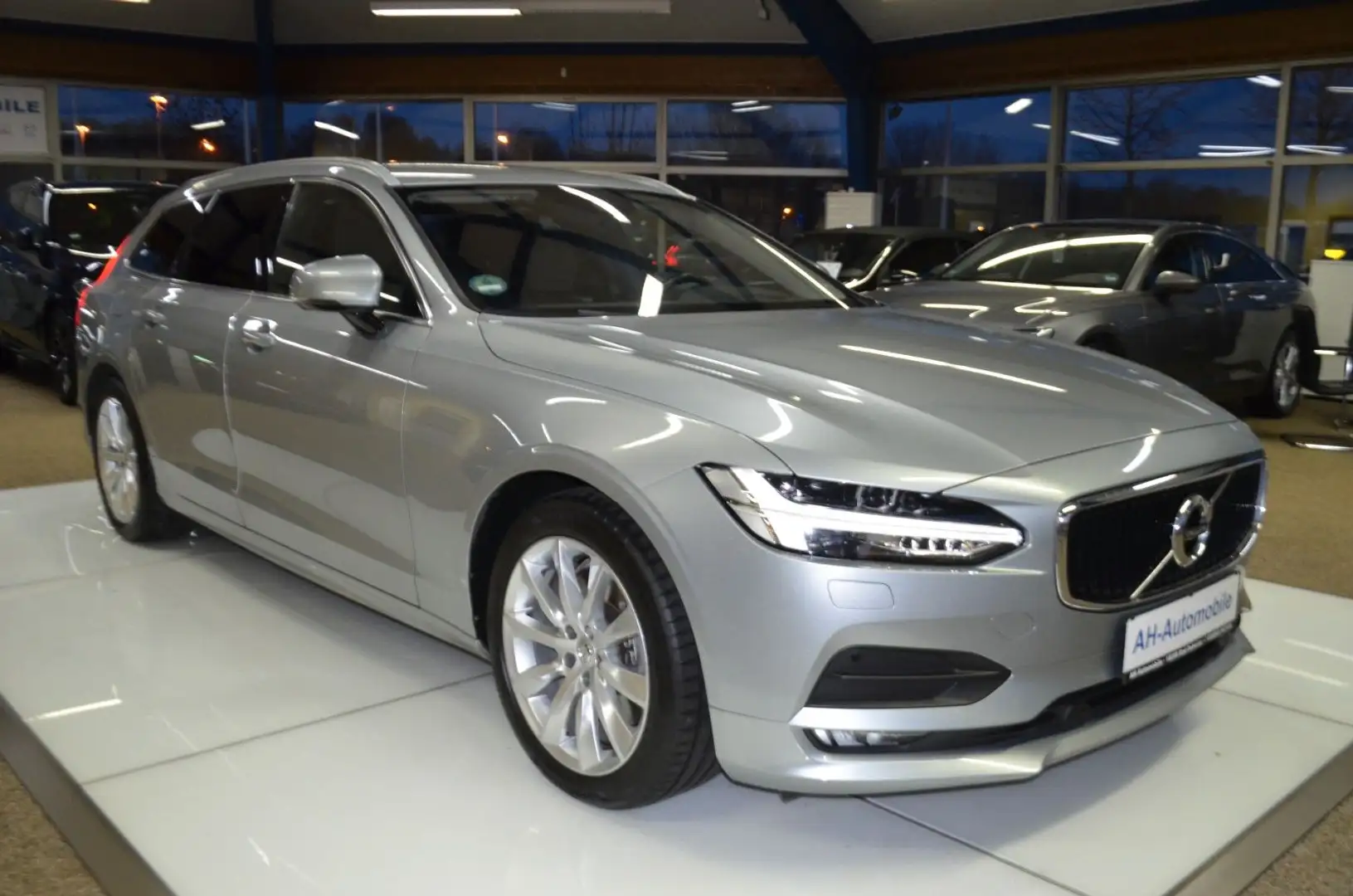 Volvo V90 Kombi Momentum AUTOMATIK / NAVI / XENON Silber - 2