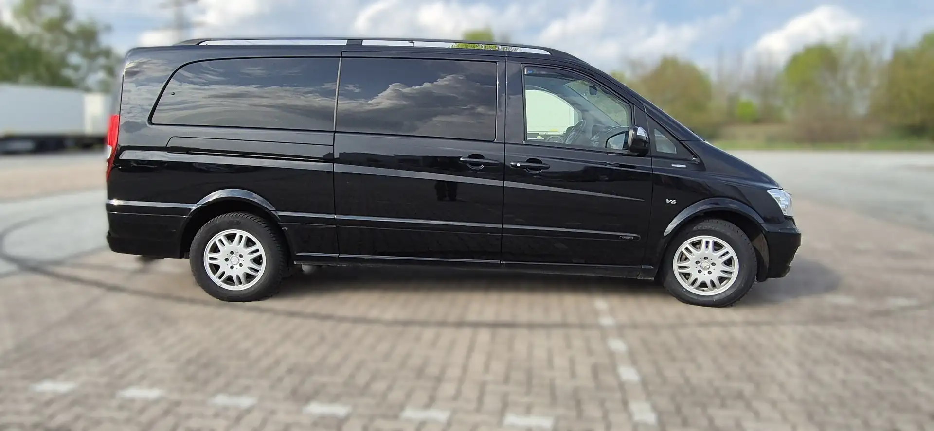 Mercedes-Benz Viano Viano Diesel 3.0 CDI DPF extralang Automatik Ambie Schwarz - 2