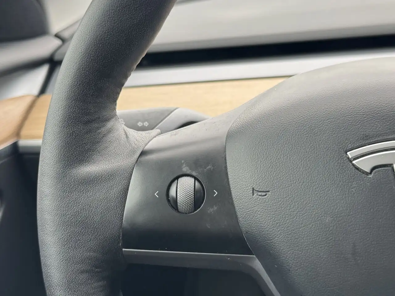 Tesla Model 3 снимка Tesla Model 3