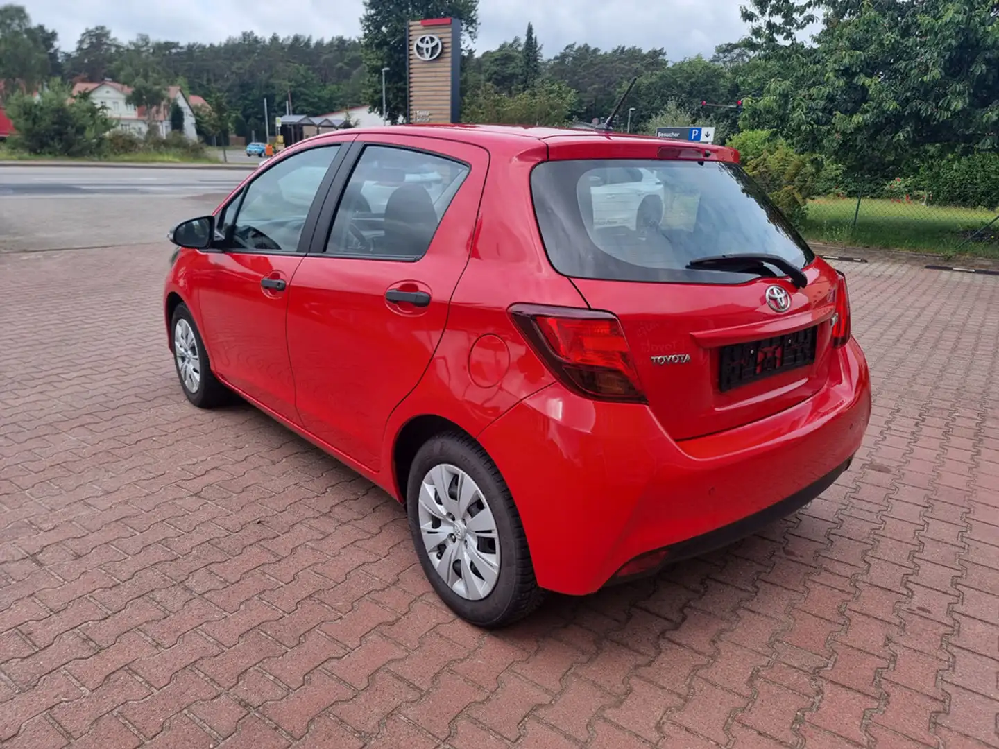 Toyota Yaris 1.0 Klima, ZV, Einparkhilfe Rot - 2