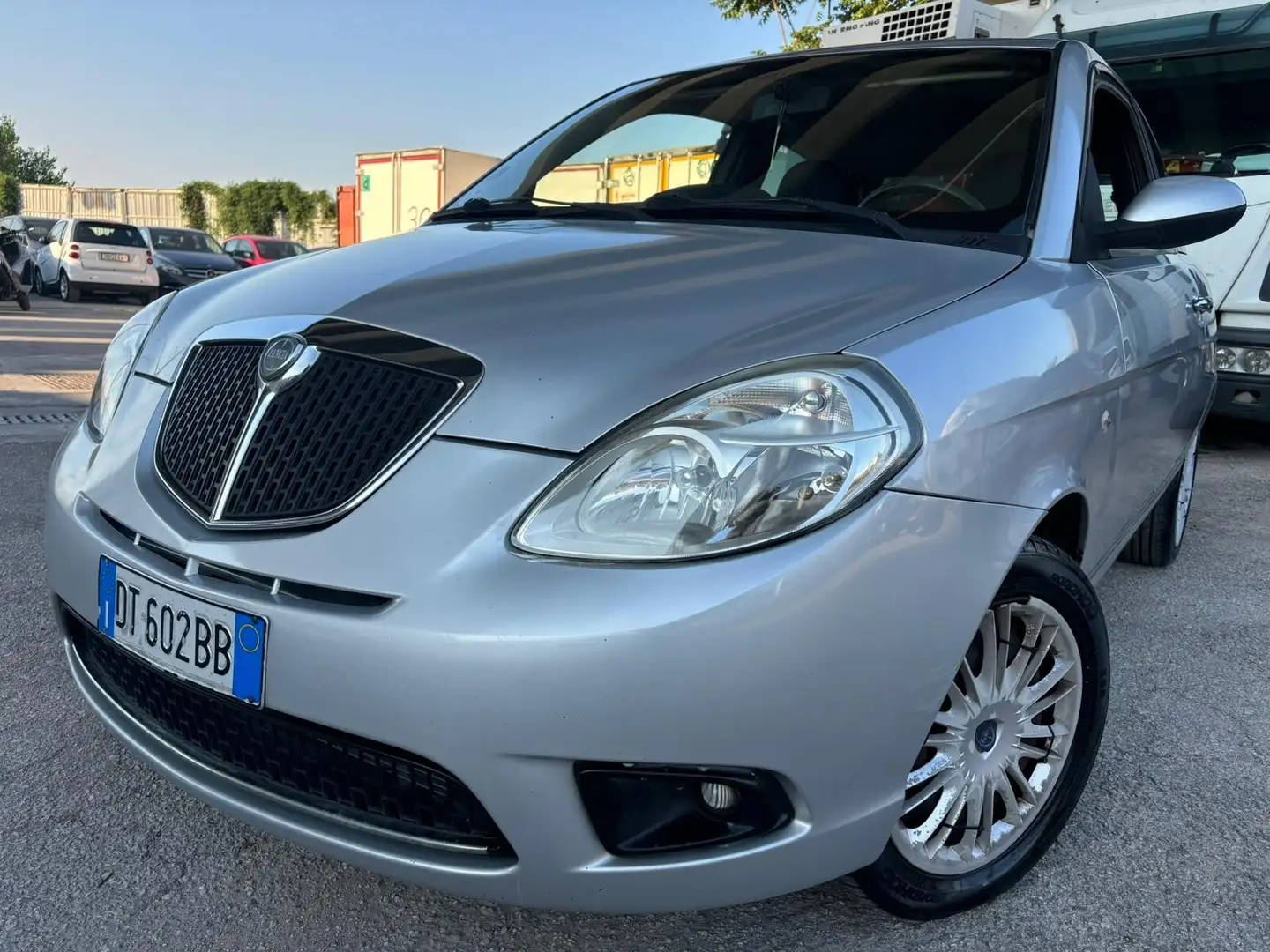 Lancia Ypsilon 1.2 Argento Gris - 2
