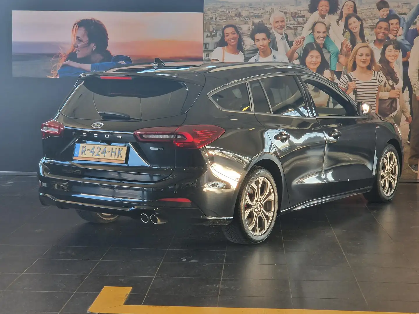 Ford Focus Wagon 1.0 EcoBoost Hybrid ST Line | Navigatie | Ca Zwart - 2