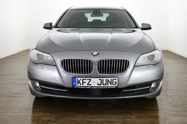 BMW 5 Series view 3