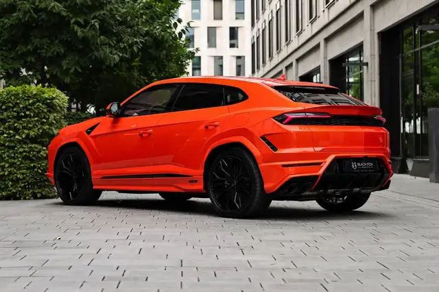 Lamborghini Urus view 3