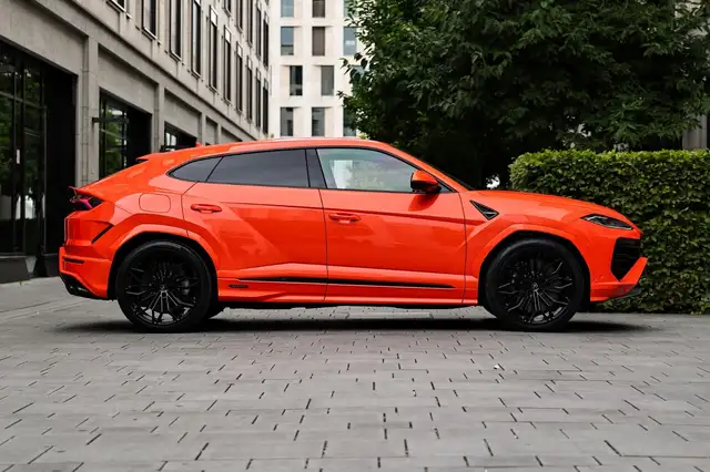 Lamborghini Urus view 6