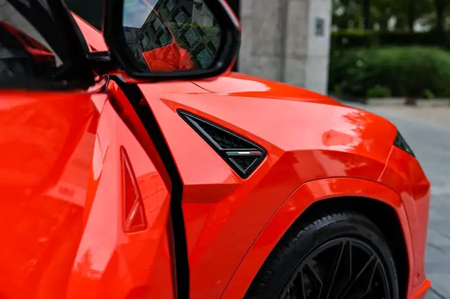 Lamborghini Urus view 9