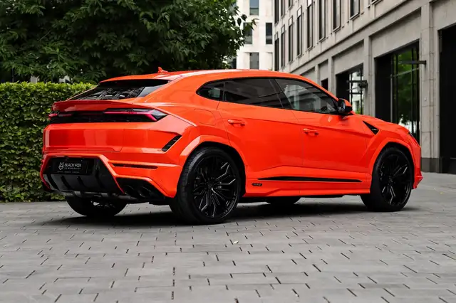 Lamborghini Urus view 5