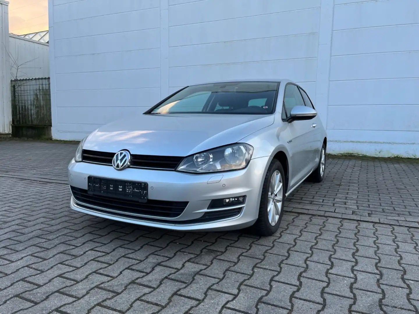 Volkswagen Golf VII Lim. Lounge BMT/ PDC/Sitzheizung/1 Hand Silber - 1