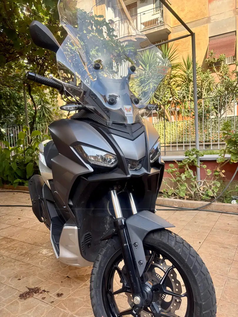 Aprilia SR GT 200 Plateado - 2