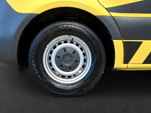 Mercedes-Benz Sprinter view 4