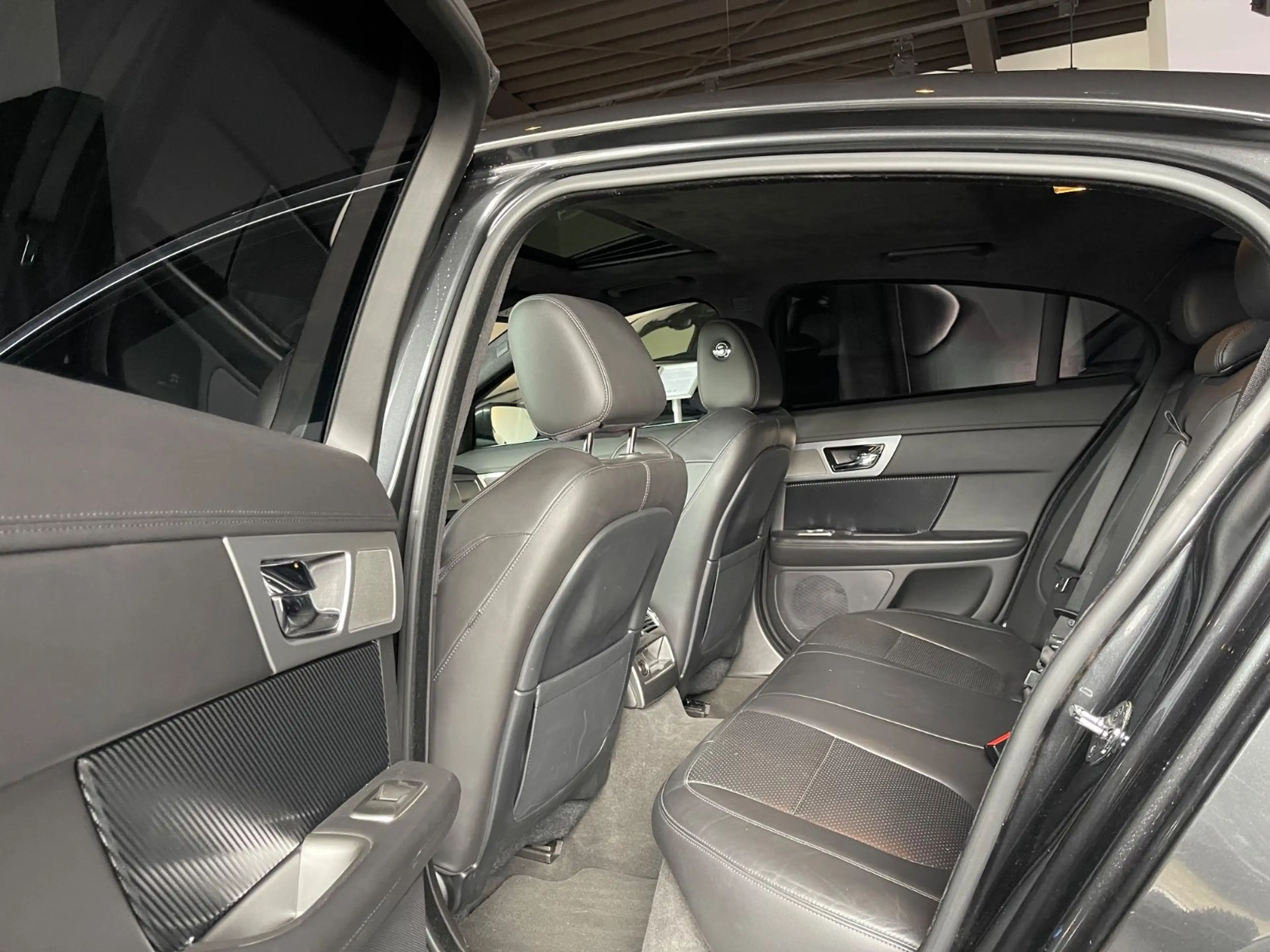 Jaguar XF 3.0 L V6 Diesel S — photo 8