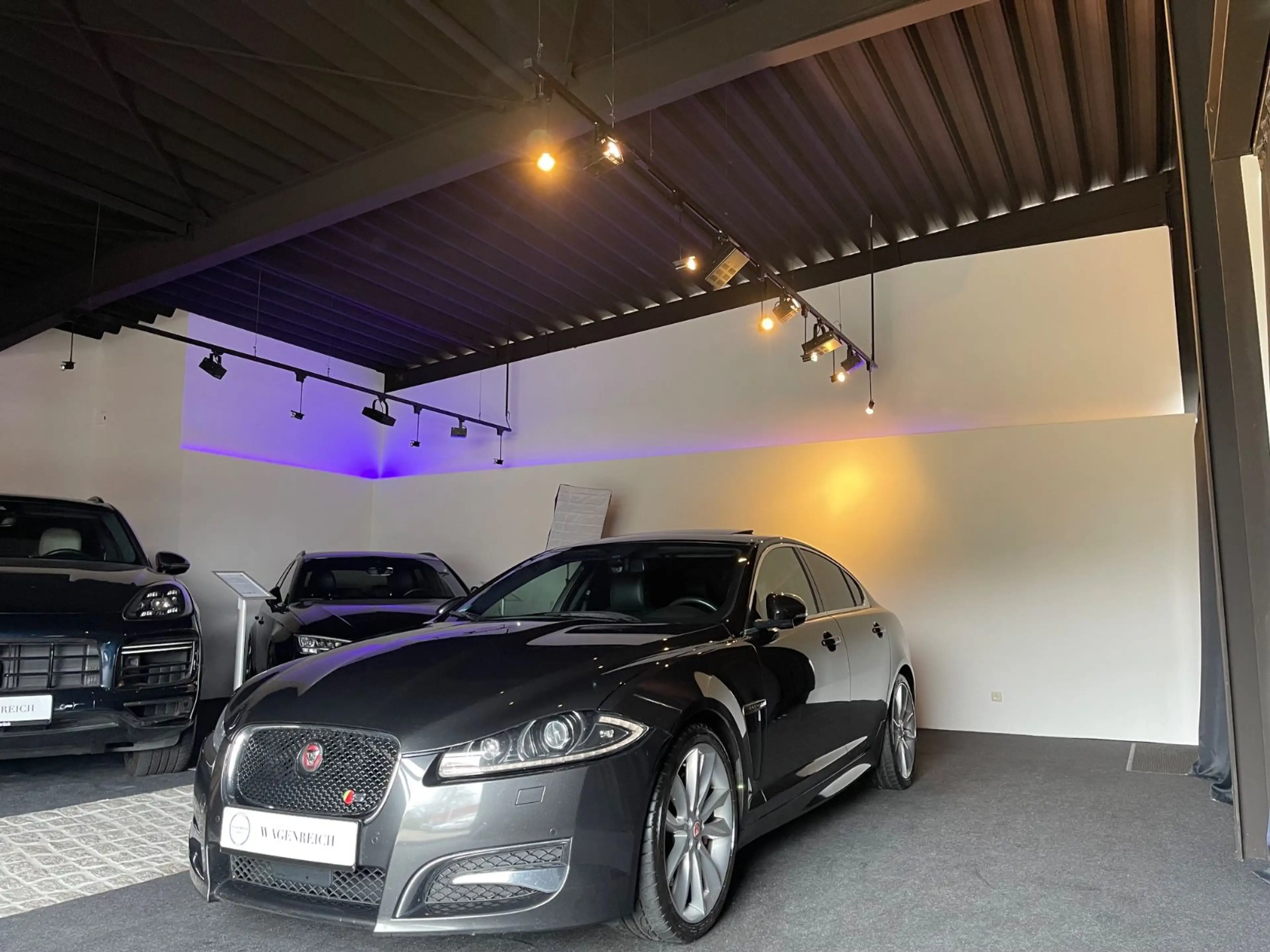 Jaguar XF 3.0 L V6 Diesel S — photo 10