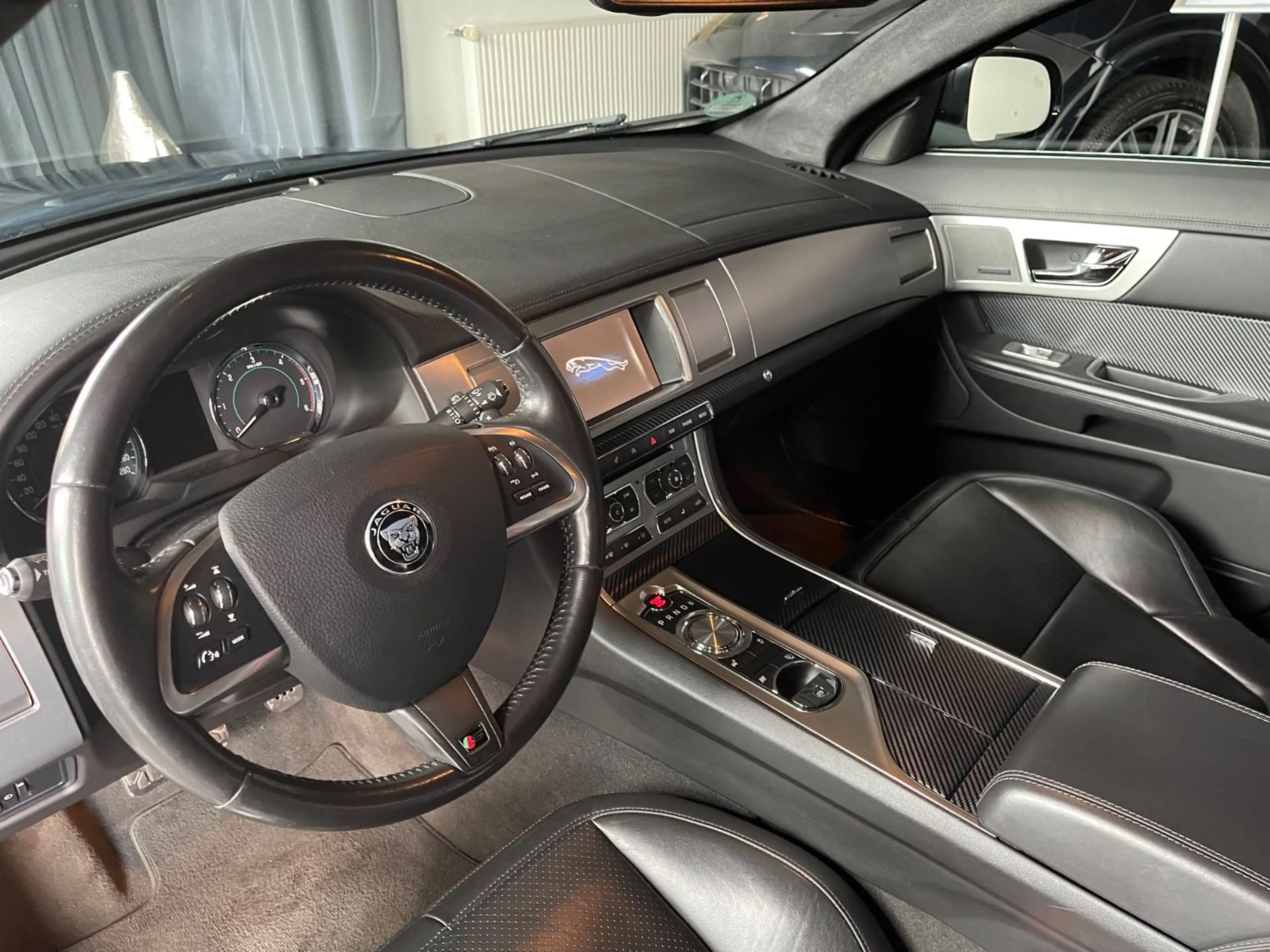 Jaguar XF 3.0 L V6 Diesel S — photo 5