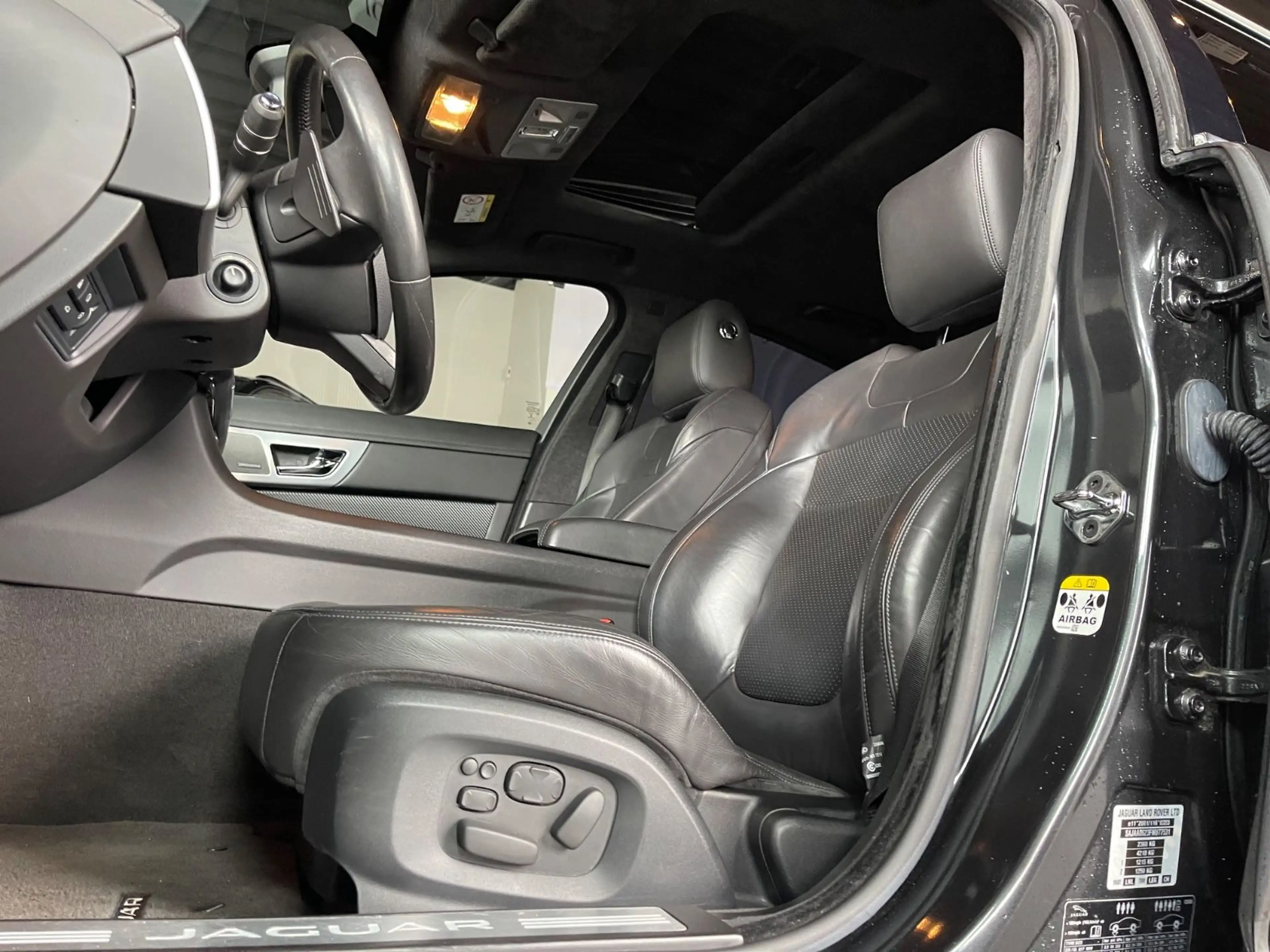 Jaguar XF 3.0 L V6 Diesel S — photo 7