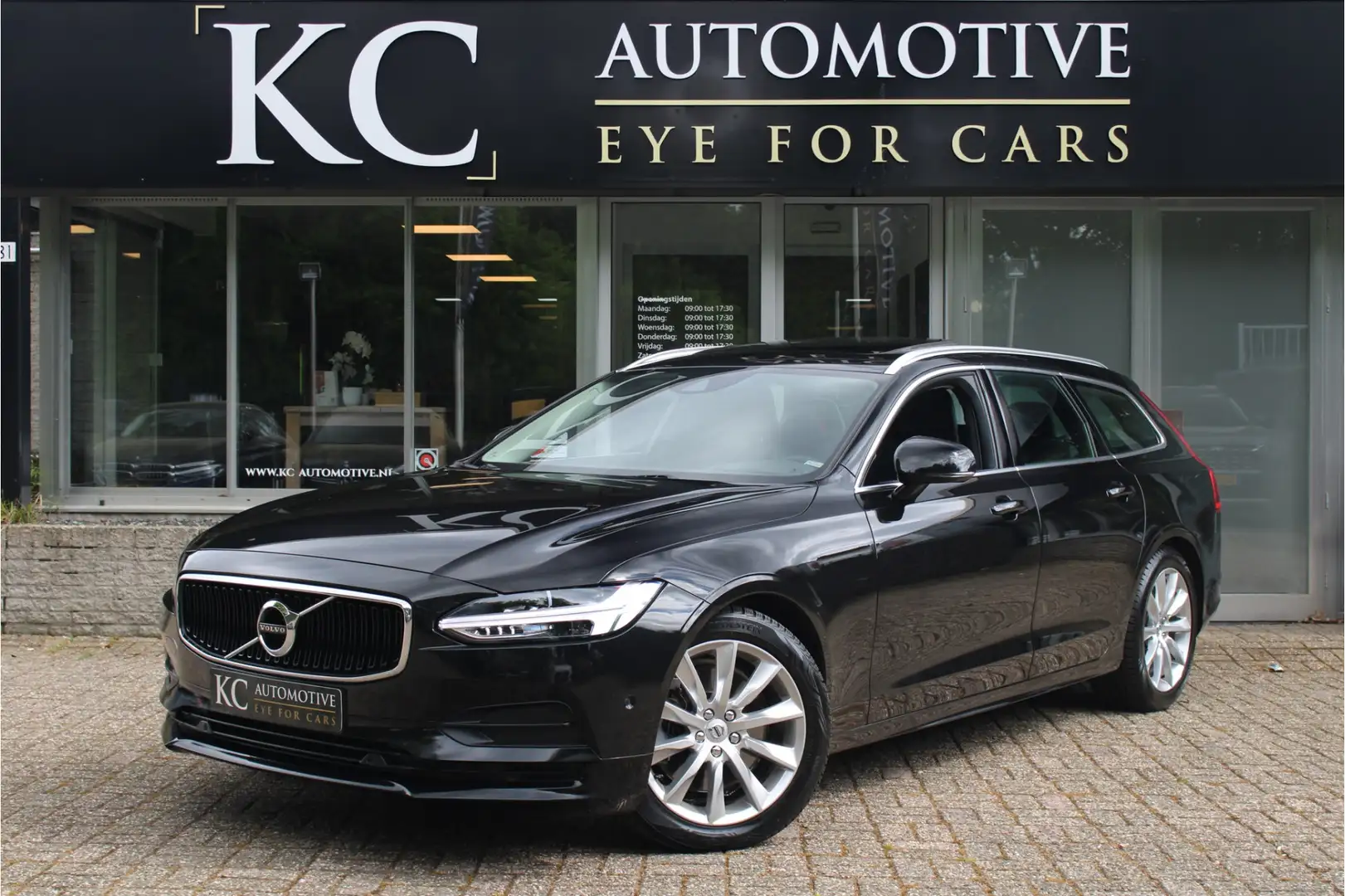 Volvo V90 2.0 T4 Momentum | Pano | Autopilot | Leder Zwart - 1