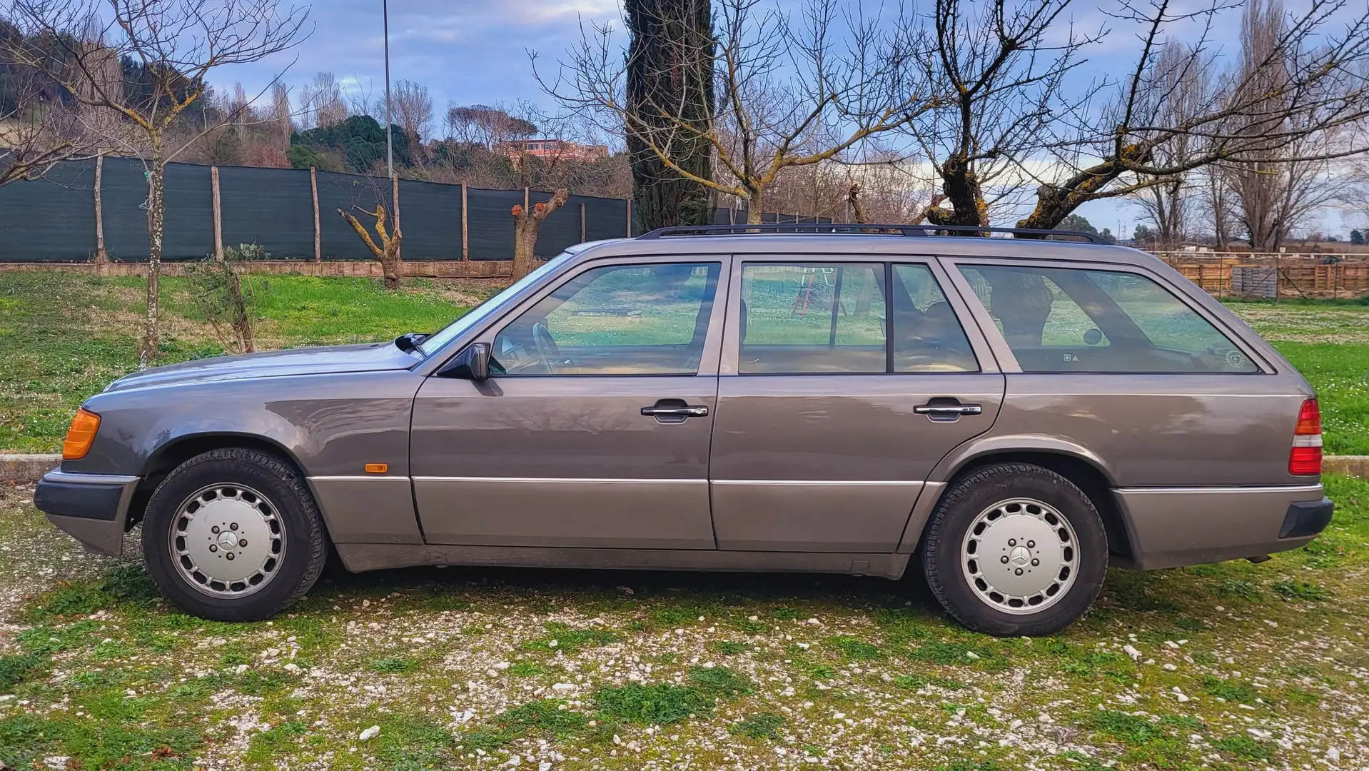 Mercedes-Benz E 200 200 TE Station Wagon W124 Gri - 1