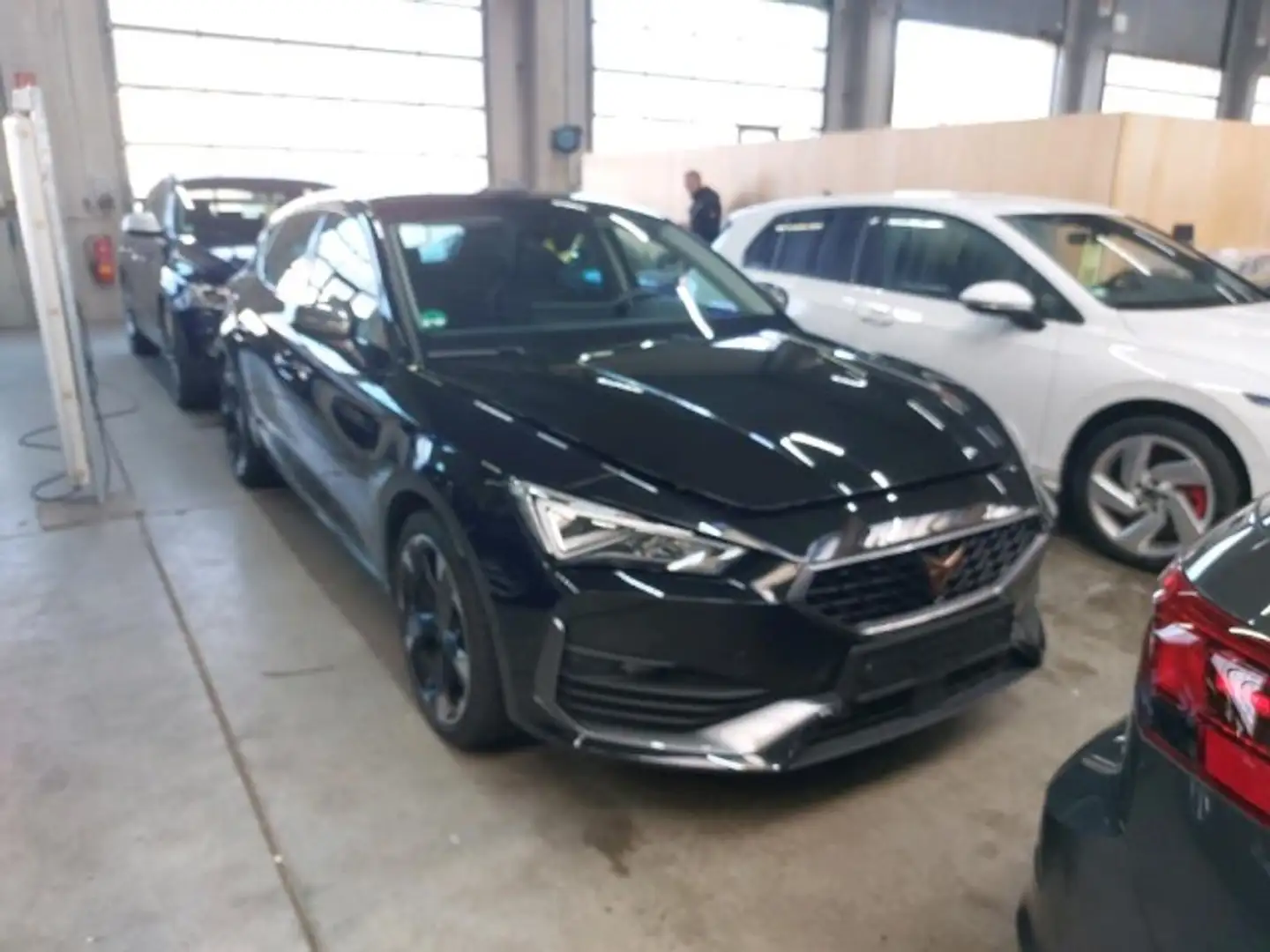 CUPRA Leon 1.5 eTSI DSG 5JGAR+ACC+GJR+KESSY+CARPLAY Klima Schwarz - 2