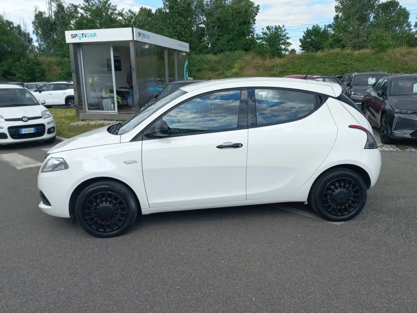 Lancia Ypsilon Ecochic 1.0 70cv Firefly Hybrid S&S Silver Bianco - 2