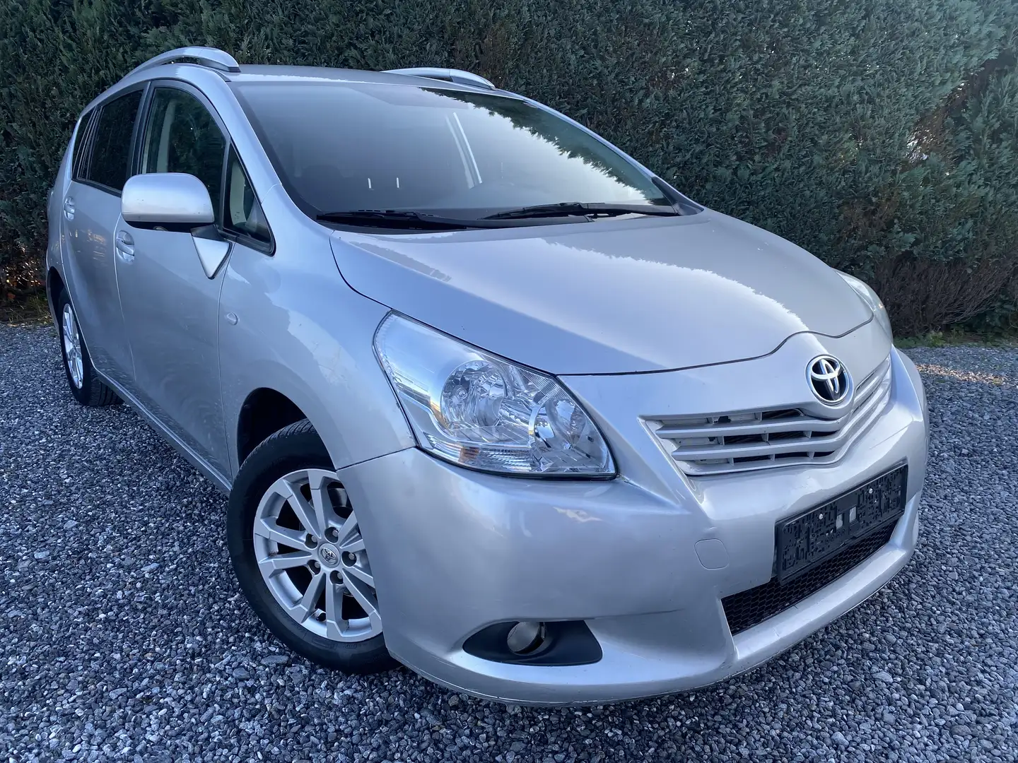 Toyota Verso 2.0 D-4D 5pl euro5 Zilver - 1